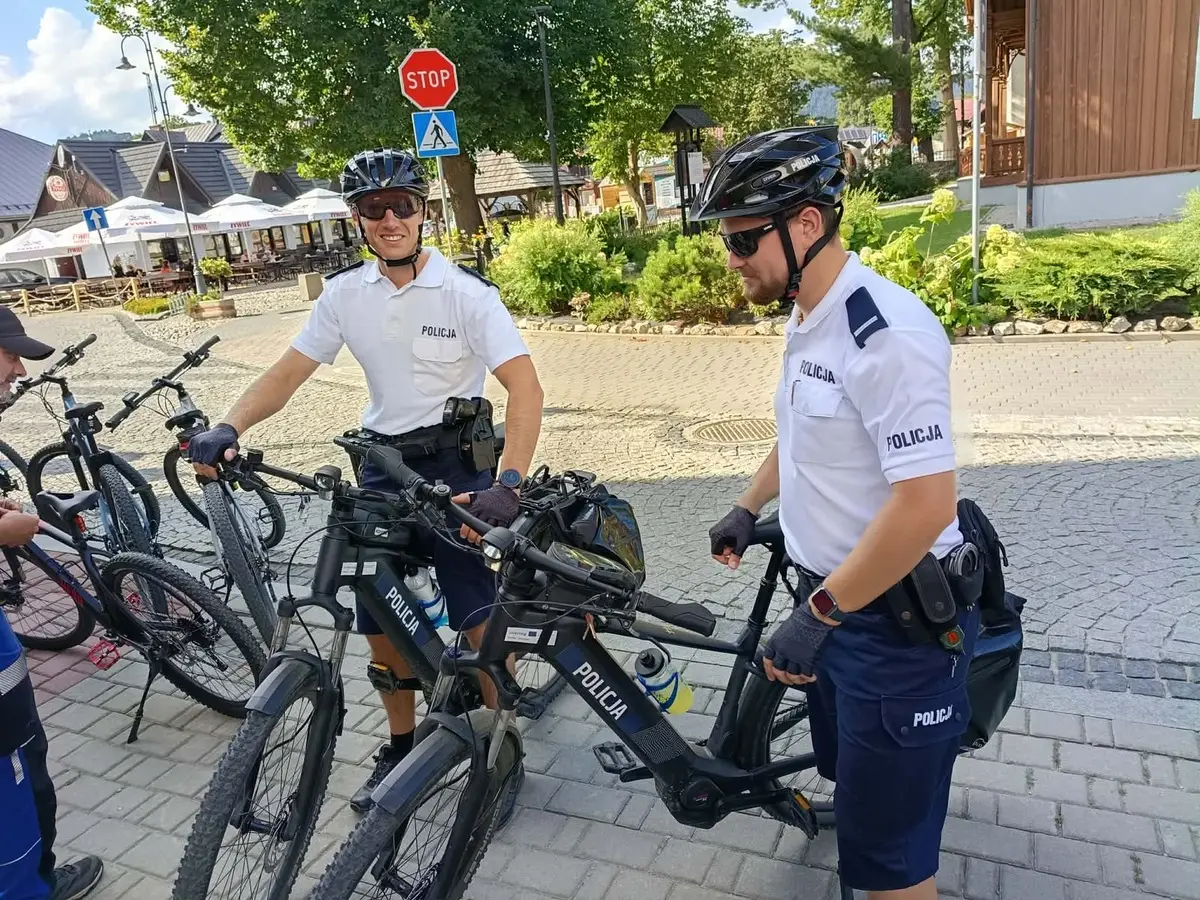 Patrole rowerowe policji na trasach wokół Szczawnicy i Jeziora Czorsztyńskiego
