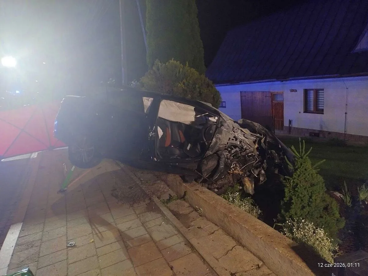 Wypadek w Zakopanem - Toyota wjechała w ogrodzenie