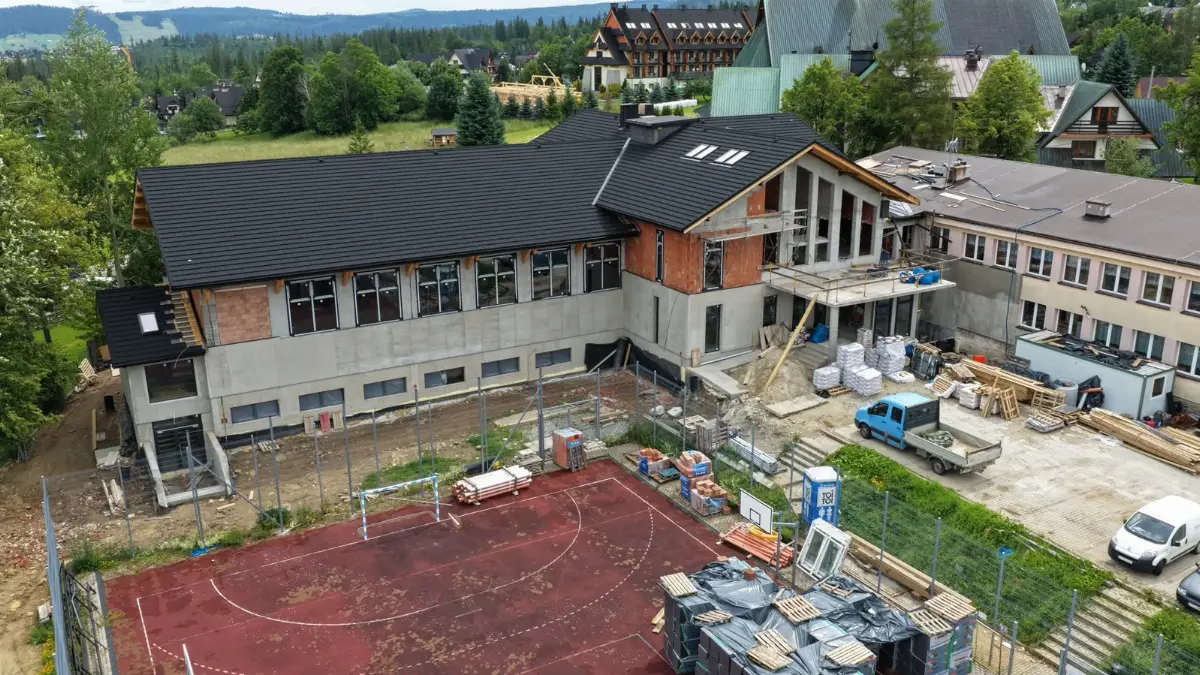 Postęp prac budowlanych sali gimnastycznej przy Szkole Podstawowej nr 7 w Zakopanem