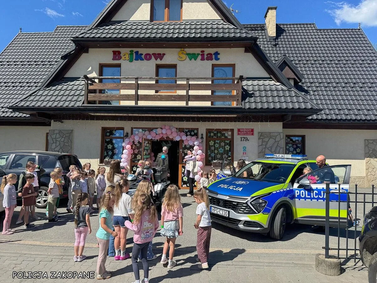Policjanci edukują dzieci w zakresie bezpieczeństwa
