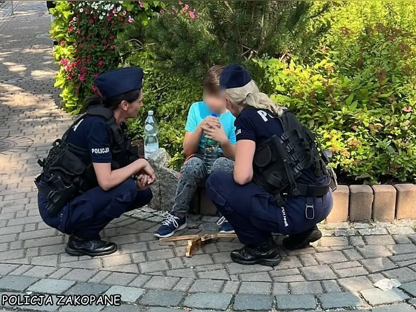 Policja i strażnicy miejscy odnaleźli zaginionego chłopca na Krupówkach